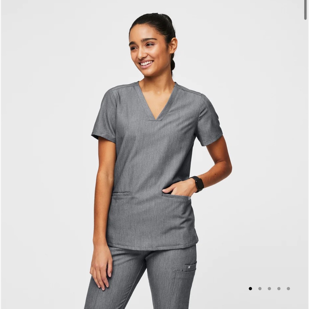 FIGS 3 Pocket Scrub Top + Zamora Joggers - Size M in Graphite